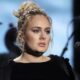 Se arropa Adele con bandera de México en pleno concierto