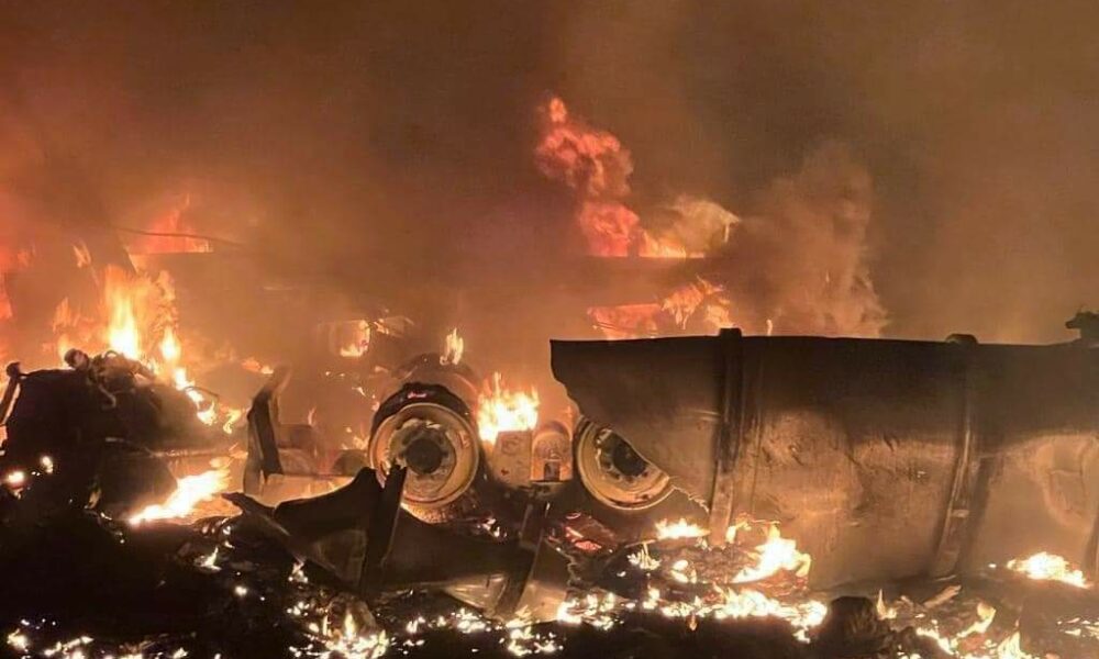 Se incendia pipa de combustible tras volcadura