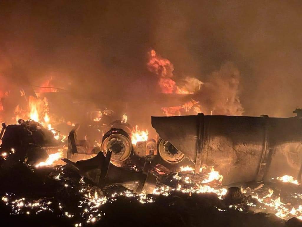 Se incendia pipa de combustible tras volcadura