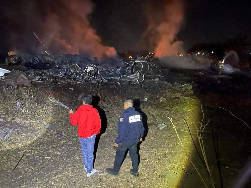 Se incendia pipa de combustible tras volcadura