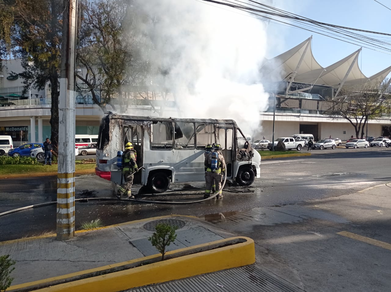 Se incendia vehículo sobre avenida Camelinas en Morelia