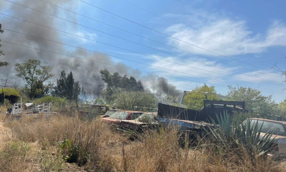 Se incendian autos en corralón rumbo a Ciudad Salud en Morelia