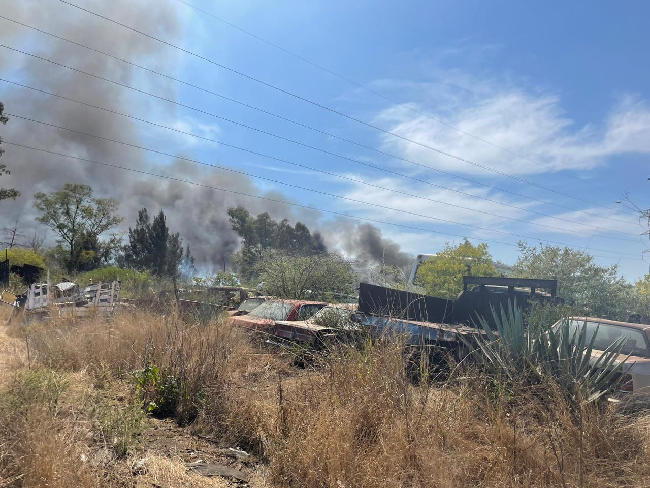 Se incendian autos en corralón rumbo a Ciudad Salud en Morelia