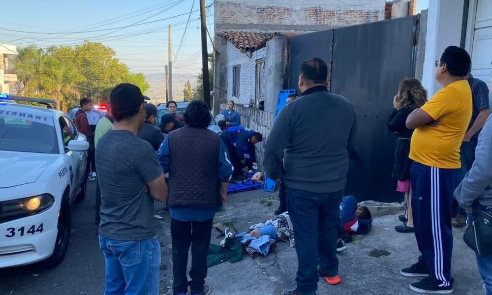 Taxista arrolla a motociclistas; Policía de Morelia lo libera