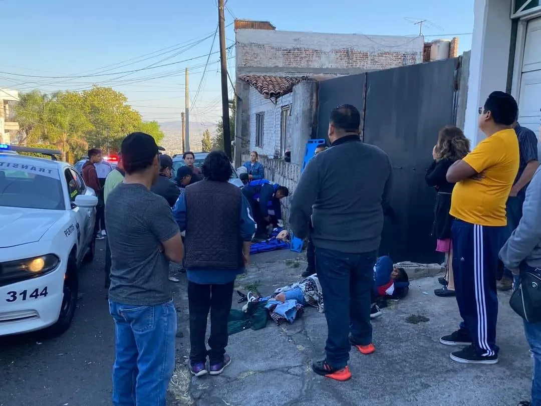 Taxista arrolla a motociclistas; Policía de Morelia lo libera