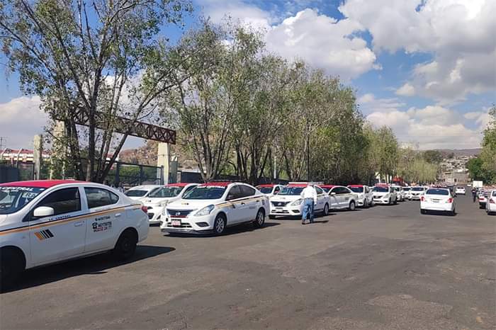 Transportistas protestan contra pagos de permisos y licencias