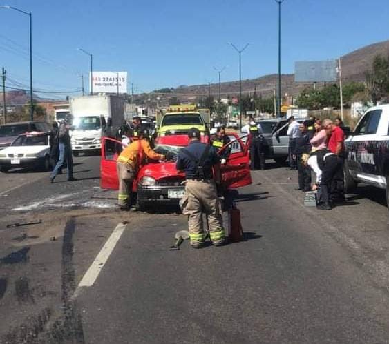 Vuelca vehículo en la salida Quiroga y deja 2 heridos