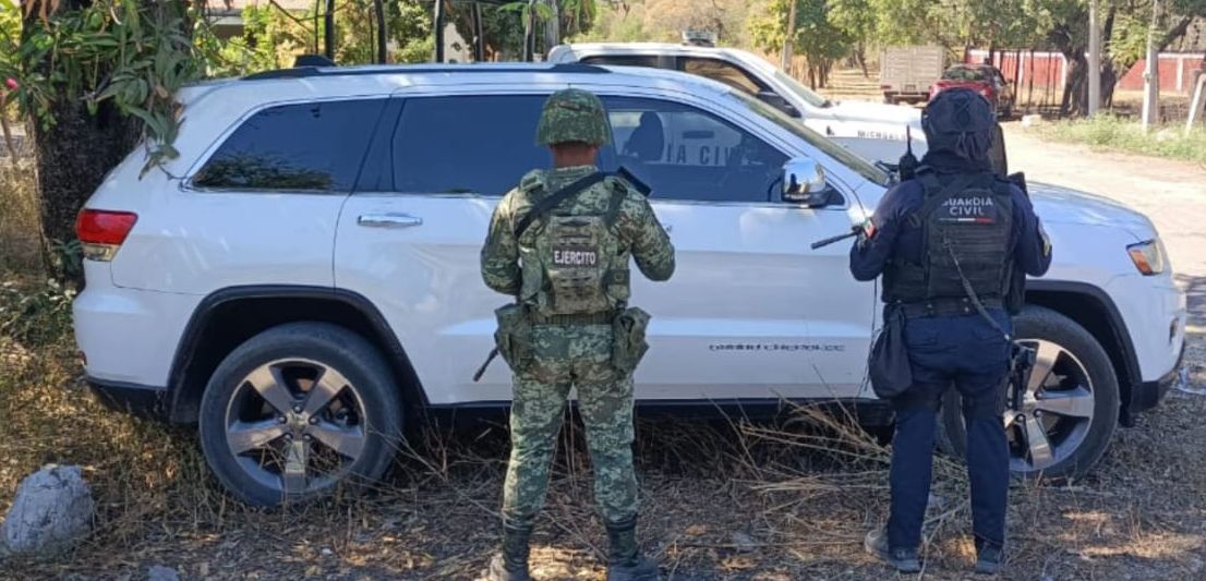 Aseguran camionetas abandonadas con arma de fuego