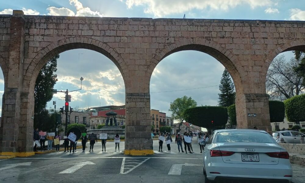 Egresados normalistas cierran vialidades en Morelia; exigen plazas automáticas
