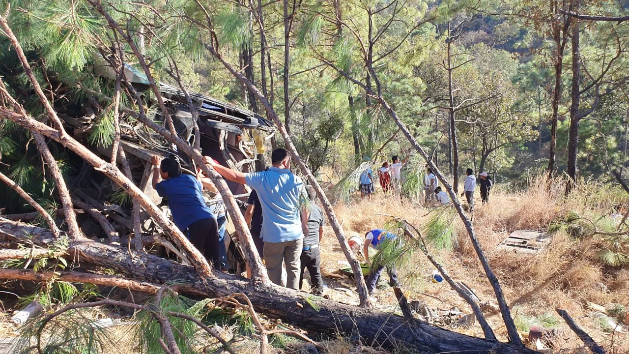 Autobús se desbarranca; un muerto y 39 lesionados