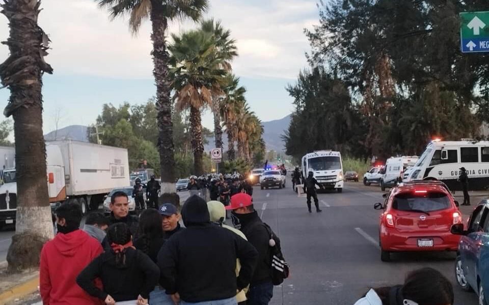 Balas de pintura y gas pimienta lanzaron elementos de SSP: acusan normalistas