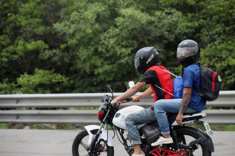 Buscan prohibir que dos o hombres más viajen juntos en motocicleta