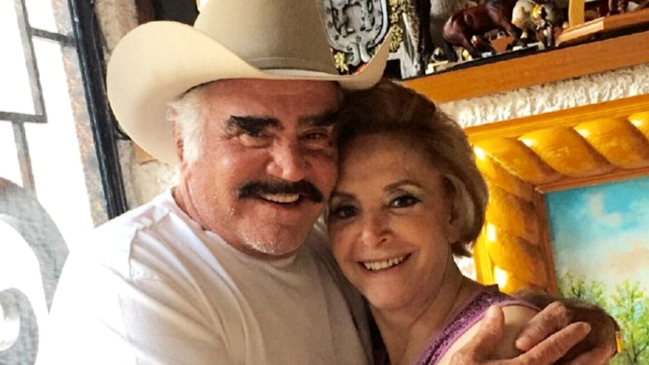 Viuda de Vicente Fernández habla de la ausencia del cantante