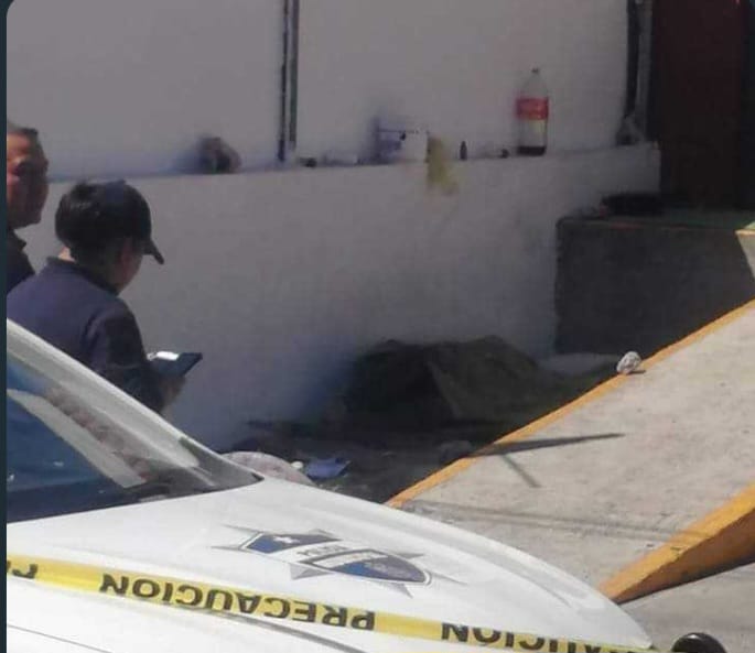 Encuentran mujer sin vida en estacionamiento de OXXO en Uruapan