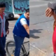 Funcionarios municipales arrebatan mercancía a niño; se burlan de él