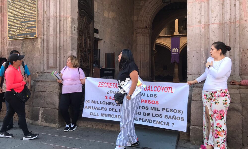 Alfonso amenaza con denuncia penal contra comerciantes que bloquean Palacio municipal