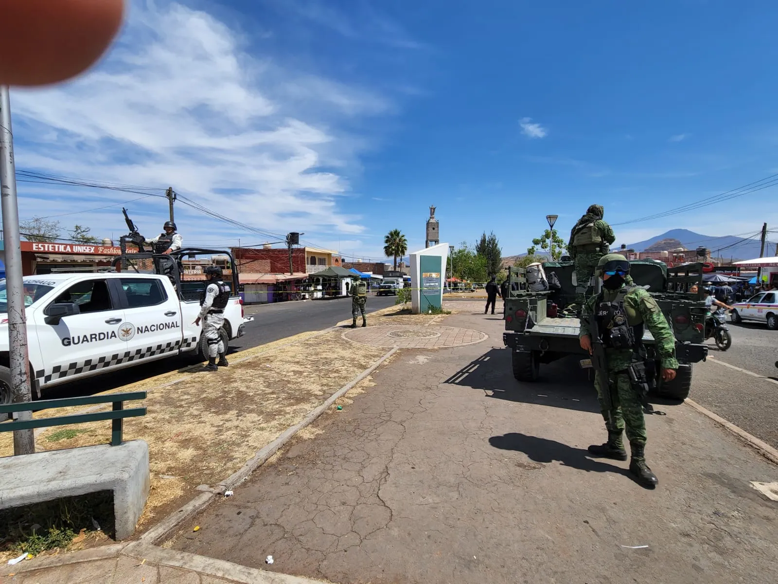 Atacan a balazos a dos tianguistas en Jacona3