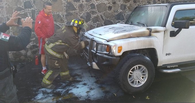 Bomberos ayudan a Alfredo Adame