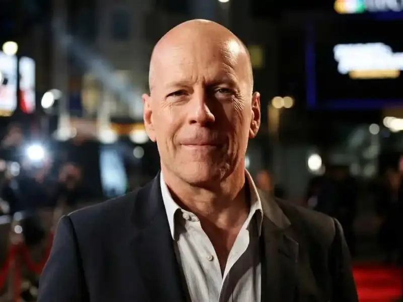 El mundo del espectáculo se conmueve con las nuevas imágenes de Bruce Willis. Tras su diagnóstico de demencia frontotemporal, el actor se dejó ver en una salida casual