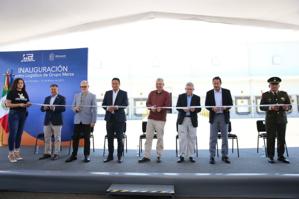 Ramírez Bedolla inaugurando el Centro Logistico de Grupo Merza