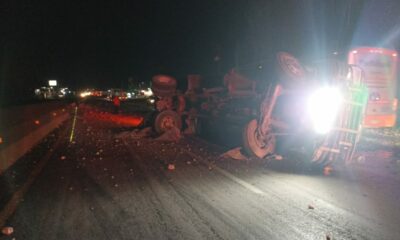 Camión vuelca sobre la carretera Morelia -Salamanca