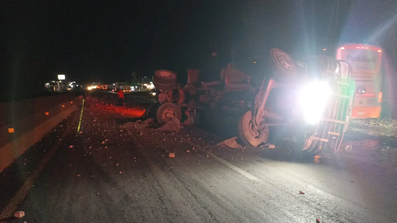 Camión vuelca sobre la carretera Morelia -Salamanca