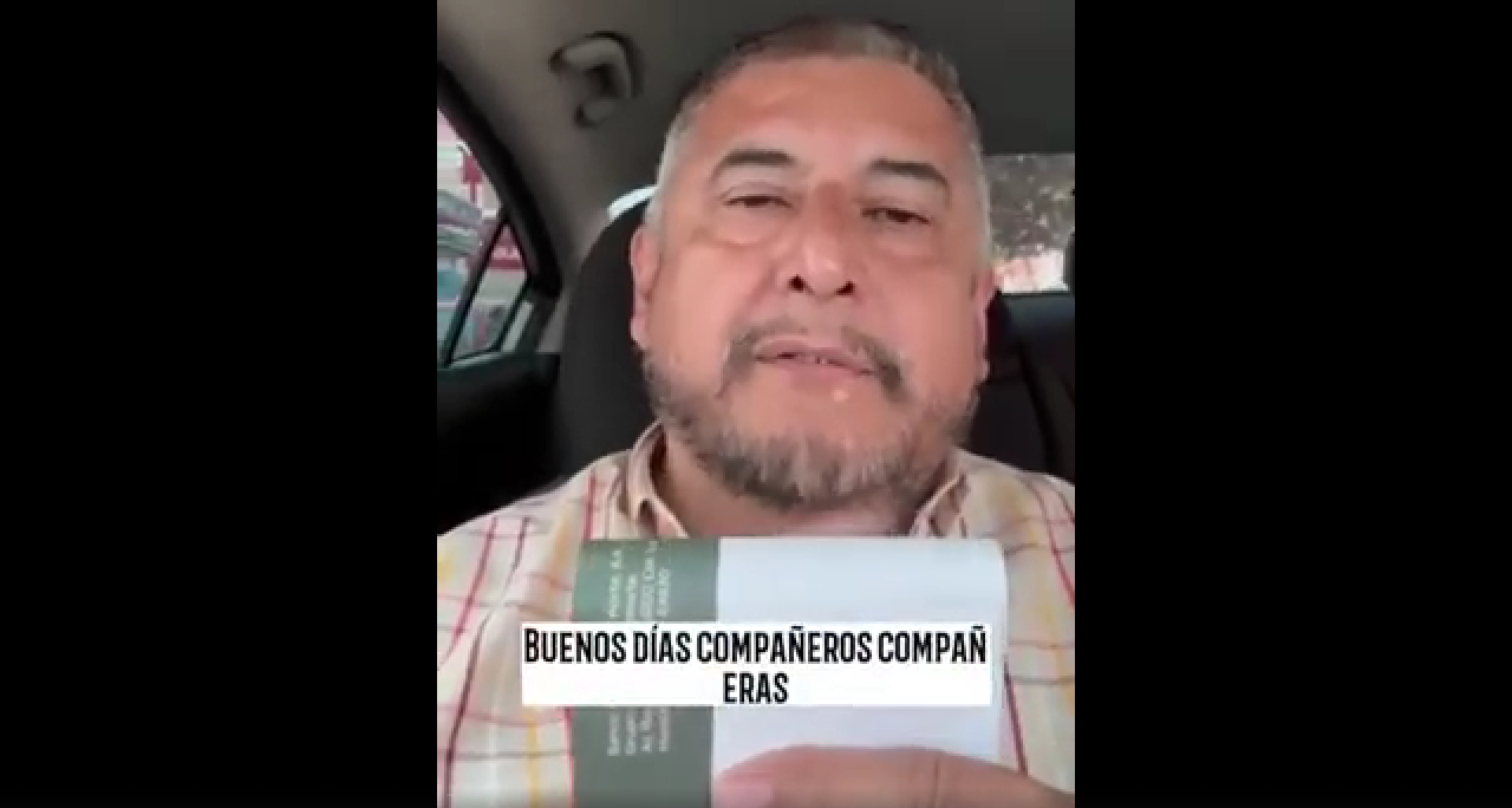 Maestro llora y se lamenta al recoger su tarjeta bancaria