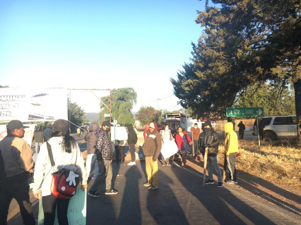 Comunero de Hidalgo bloquean carretera federal