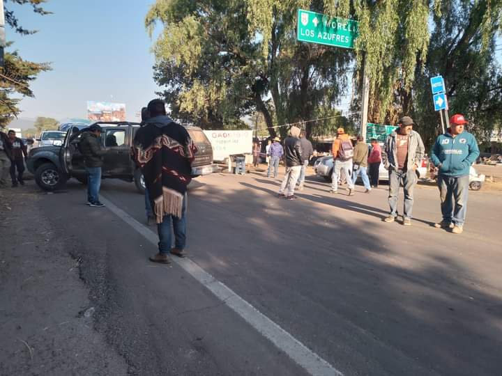 Comuneros mantienen bloqueo carretero en la Morelia-Hidalgo