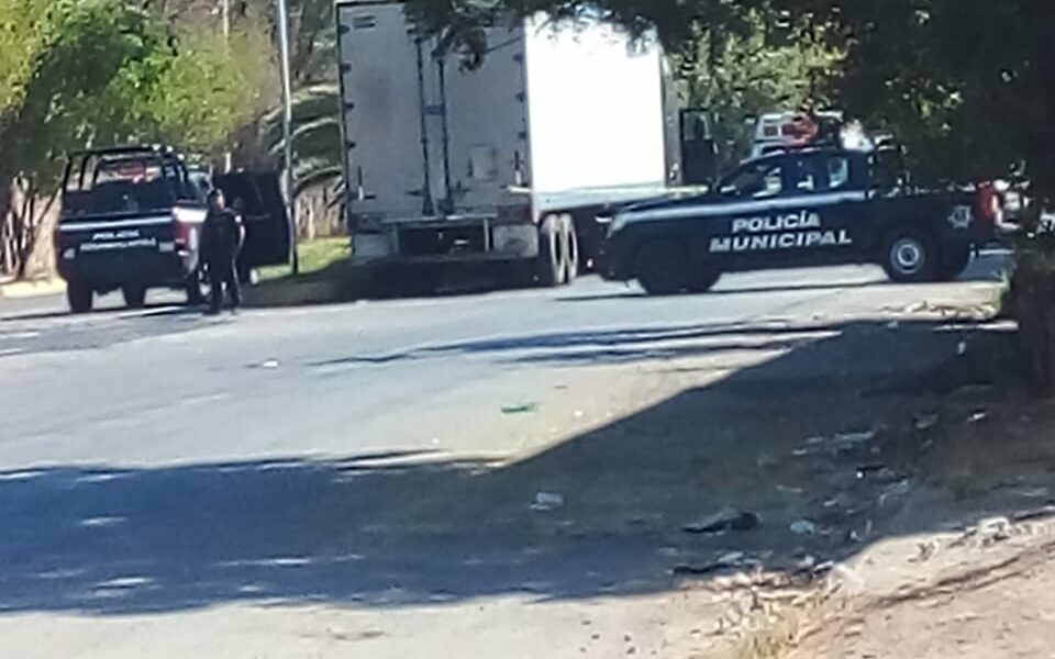 Conductor de tráiler es hallado sin vida dentro de su camión