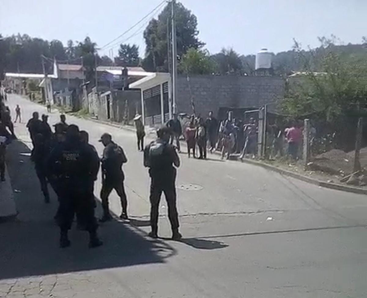 Desalojo provoca trifulca entre civiles y policías en Salvador Escalante