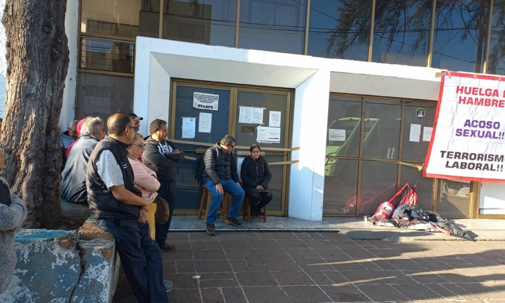 Docente de Tacámbaro emprende huelga de hambre por despido
