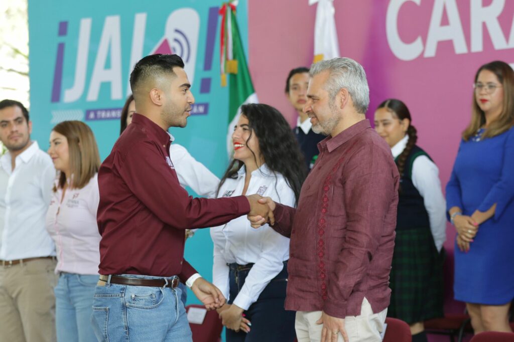 Ramírez Bedolla felicita a los jóvenes durante la Caravana de la juventud en Morelia
