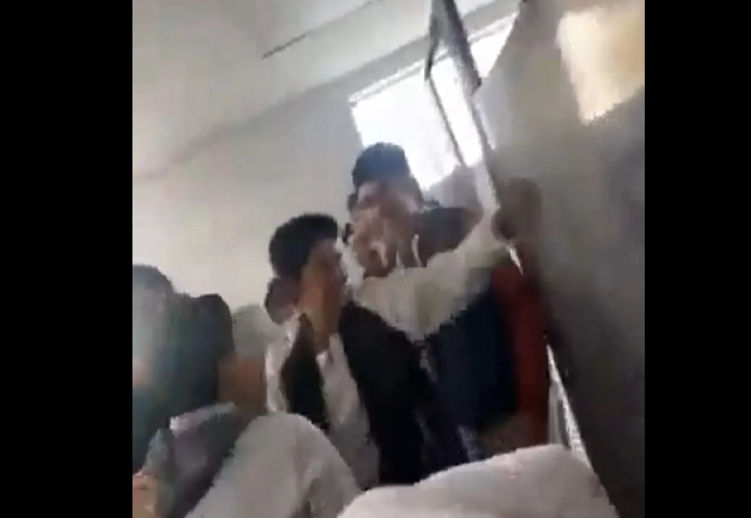 Exhiben en video a alumnos humillando a joven autista