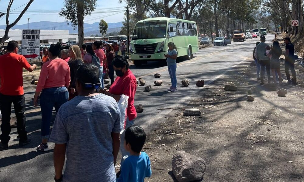 Familiares de reos de Mil Cumbres protestan por suspensión de visitas tras riña