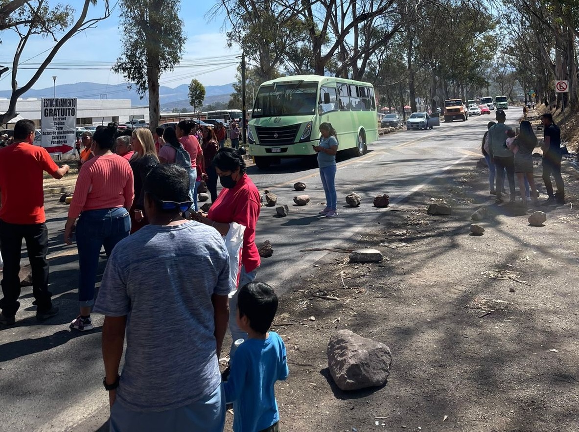 Familiares de reos de Mil Cumbres protestan por suspensión de visitas tras riña