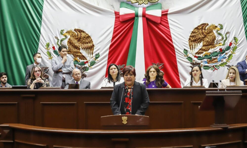 Fermina Arellano condecoración Michoacana