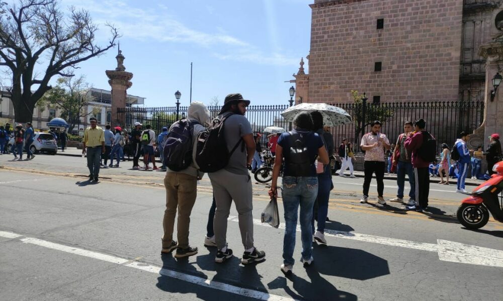 Manifestaciones de normalistas seguirán; egresados de ENEF buscan plazas