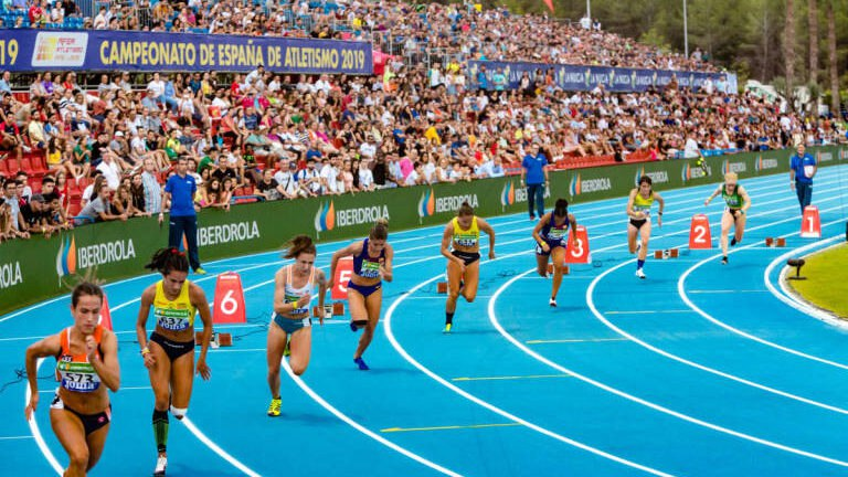 Prohíben atletas trans en pruebas femeninas internacionales