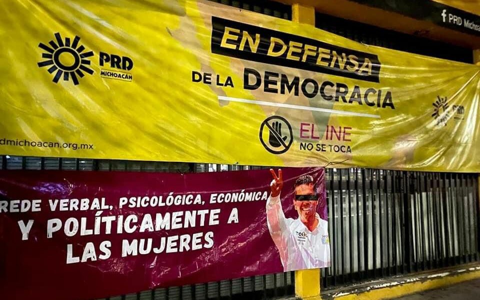 Senador García Conejo queda exhibido como agresor de mujeres