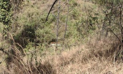Suman 3 heridos tras caída de vehículo en barranco en Michoacán