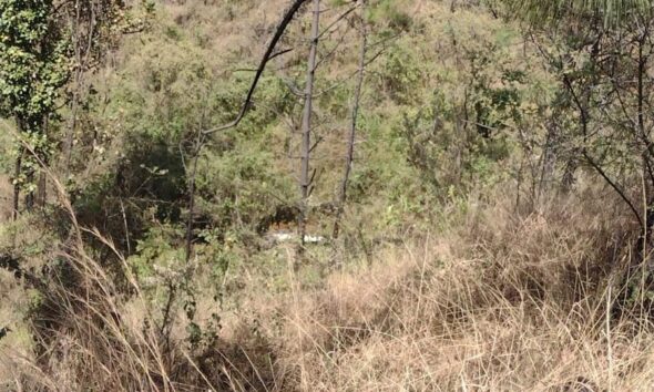 Suman 3 heridos tras caída de vehículo en barranco en Michoacán