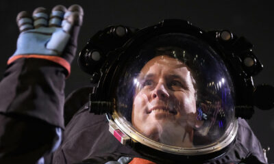 Revelan prototipo de traje espacial para volver a la Luna