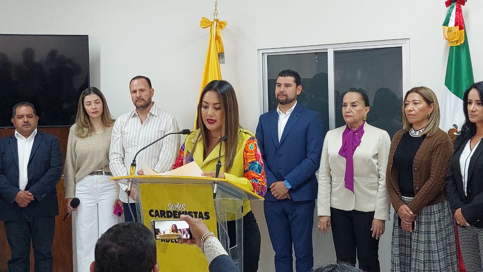 Tras renuncia de Manríquez, nueva coordinadora de diputados del PRD es Mónica Valdés