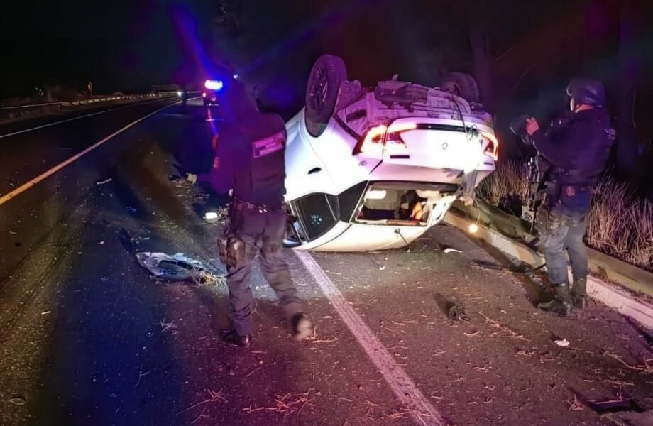 Volcadura en autopista Siglo XXI deja un fallecido y una lesionada
