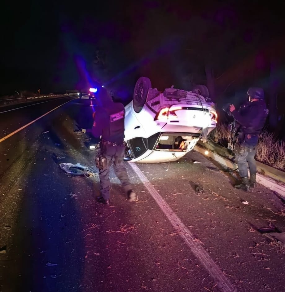 Volcadura en autopista Siglo XXI deja un fallecido y una lesionada