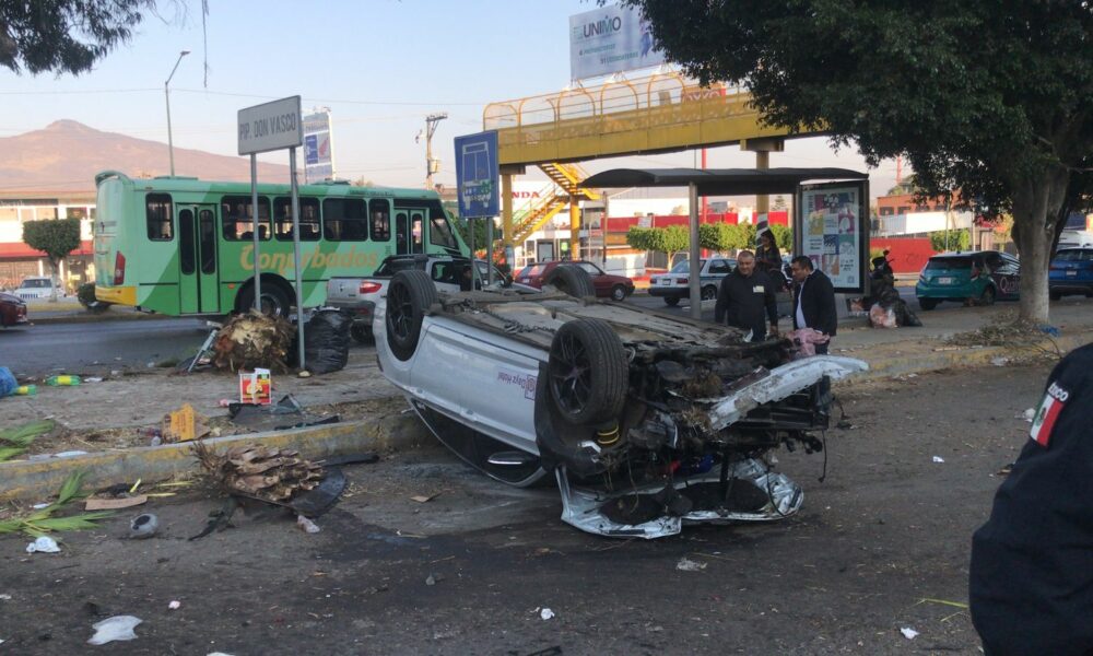 Volcadura sobre la avenida Morelos deja un lesionado2