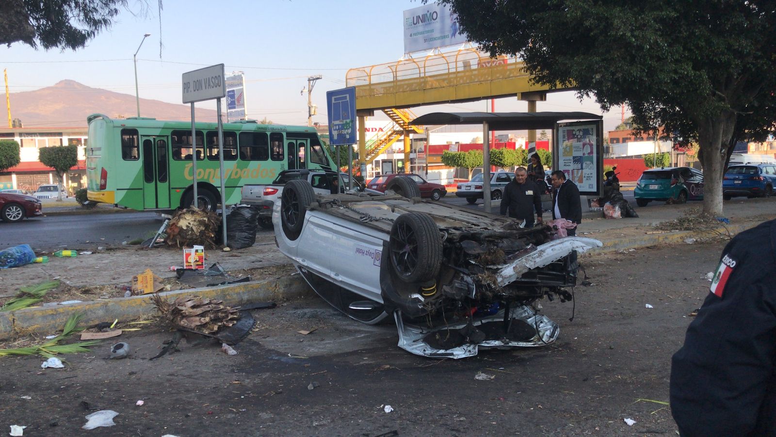 Volcadura sobre la avenida Morelos deja un lesionado2