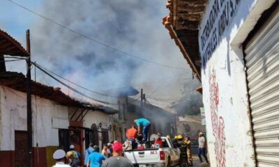 Consume incendio viviendas en centro de Taretan