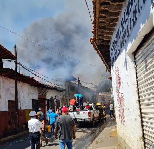 Consume incendio viviendas en centro de Taretan